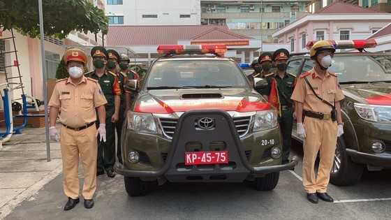 Armed forces open patrol to control Covid-19 pandemic in HCMC ảnh 1