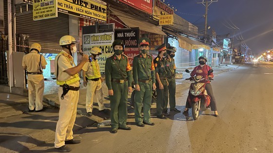 Armed forces open patrol to control Covid-19 pandemic in HCMC ảnh 5