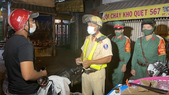 Armed forces open patrol to control Covid-19 pandemic in HCMC ảnh 6
