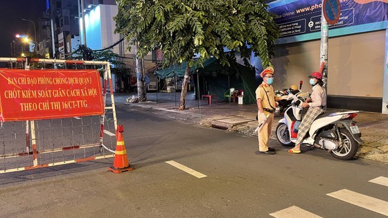 Armed forces open patrol to control Covid-19 pandemic in HCMC ảnh 7
