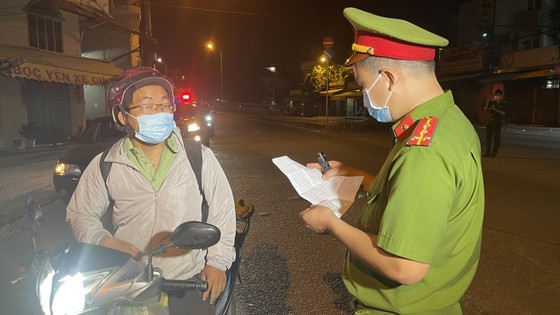 Armed forces open patrol to control Covid-19 pandemic in HCMC ảnh 8