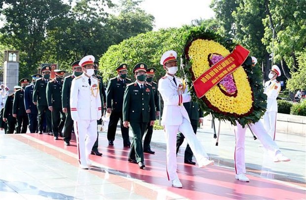 Party, State leaders pay tribute to heroic martyrs ảnh 1