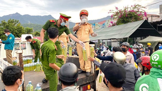 Central provinces support more returners home from HCMC, Southern region ảnh 2