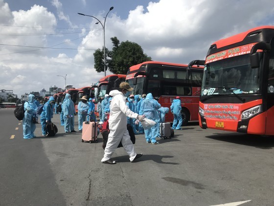 Central provinces support more returners home from HCMC, Southern region ảnh 1