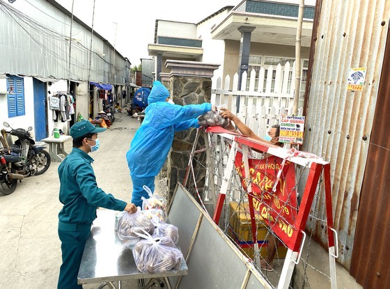 HCMC residents wholeheartedly joining hands in Covid-19 fight ảnh 1
