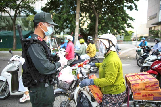 HCMC residents wholeheartedly joining hands in Covid-19 fight ảnh 7