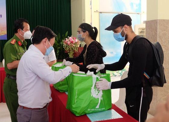 Foreigners thank Vietnamese people for support during pandemic outbreak ảnh 2