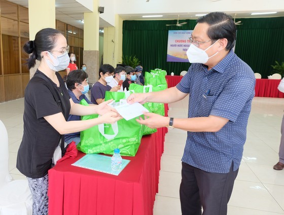 Foreigners thank Vietnamese people for support during pandemic outbreak ảnh 1