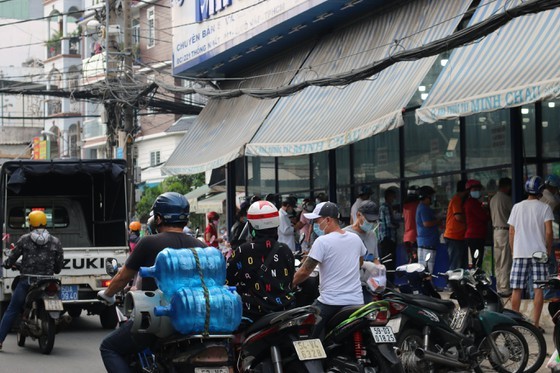 HCMC residents crowd supermarkets, pharmacies rushing to stockpile goods ảnh 2
