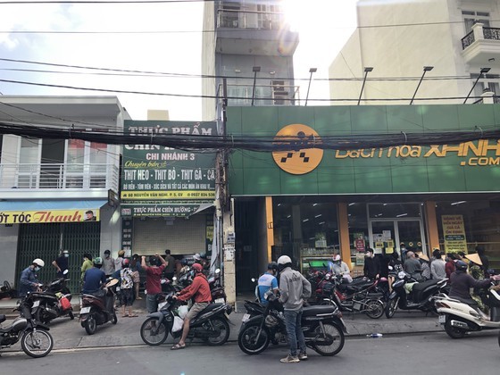 HCMC residents crowd supermarkets, pharmacies rushing to stockpile goods ảnh 1