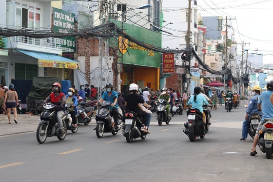 HCMC residents crowd supermarkets, pharmacies rushing to stockpile goods ảnh 3