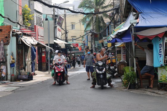 HCMC residents crowd supermarkets, pharmacies rushing to stockpile goods ảnh 5