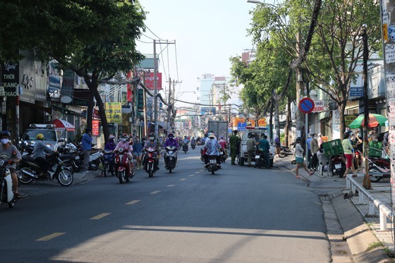 HCMC residents crowd supermarkets, pharmacies rushing to stockpile goods ảnh 8