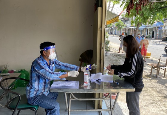 HCMC supports Covid-19 hit people with $95.5 mln in cash, one million gift bags ảnh 3