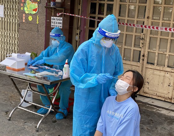 HCMC supports Covid-19 hit people with $95.5 mln in cash, one million gift bags ảnh 2