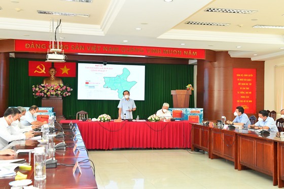 HCMC residents prepare to live with Covid-19 under new-normal state ảnh 6