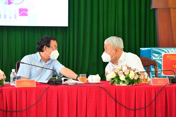HCMC residents prepare to live with Covid-19 under new-normal state ảnh 9