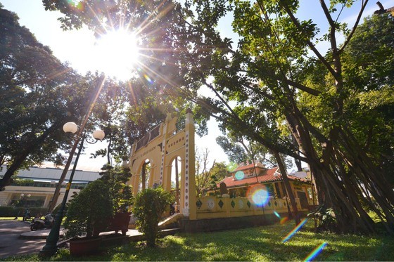 HCMC residents prepare to live with Covid-19 under new-normal state ảnh 10