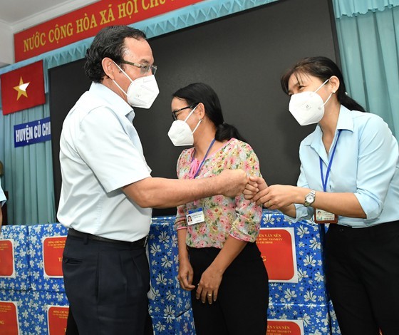 HCMC residents prepare to live with Covid-19 under new-normal state ảnh 11