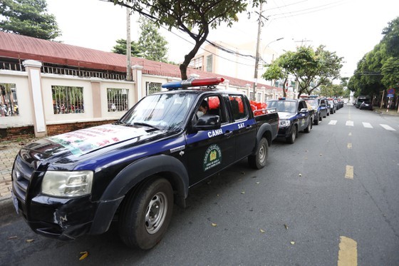 HCMC Police give gifts to Covid-19 hit people in Thu Duc City ảnh 8