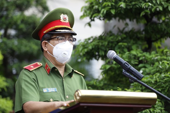 HCMC Police give gifts to Covid-19 hit people in Thu Duc City ảnh 3