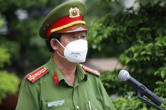 HCMC Police give gifts to Covid-19 hit people in Thu Duc City ảnh 2