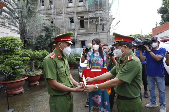 HCMC Police give gifts to Covid-19 hit people in Thu Duc City ảnh 6
