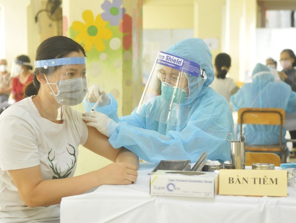 Over 90 percent of HCMC population’s18 gets first doses of vaccine ảnh 1
