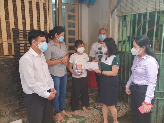HCMC presents devices for online learning to needy pupils ảnh 1