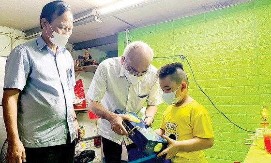 City leaders visit, encourage children orphaned by Covid-19 ảnh 2