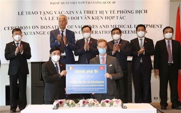Overseas Vietnamese, int’l friends make contributions to vaccine coverage goal ảnh 1