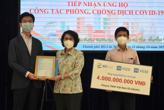 RoK Consulate General, firms donate medical supplies to HCMC ảnh 1
