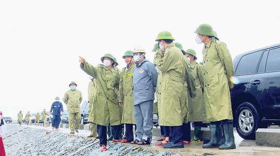 Torrential rainfall-induced landslides occur in Central region ảnh 1