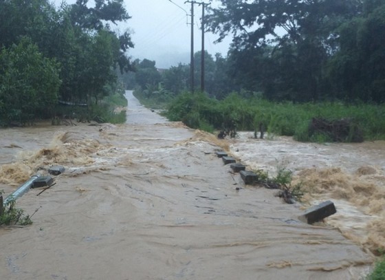 Flood-triggered landslide kills three people, leaves five missing ảnh 1