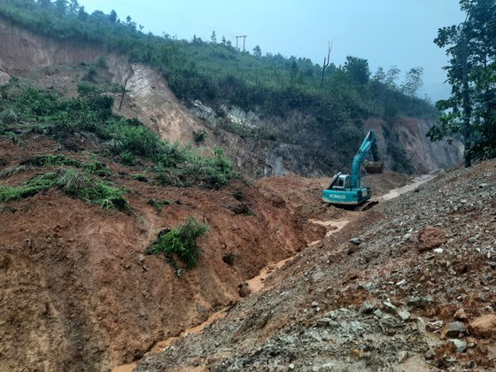 Flood-triggered landslide kills three people, leaves five missing ảnh 2