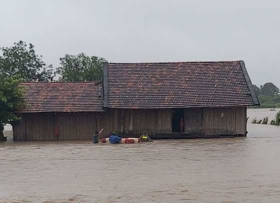Flood-triggered landslide kills three people, leaves five missing ảnh 3