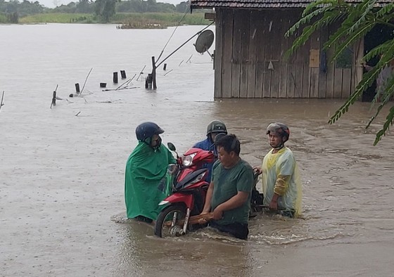 Flood-triggered landslide kills three people, leaves five missing ảnh 9