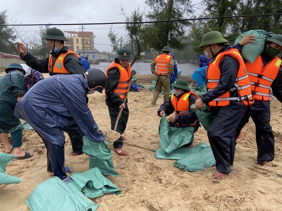 Flood-triggered landslide kills three people, leaves five missing ảnh 8