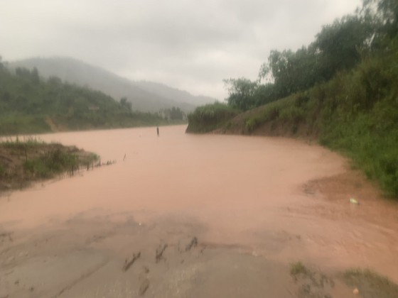 Flood-triggered landslide kills three people, leaves five missing ảnh 7