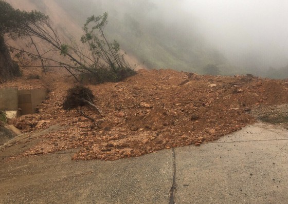 Flood-triggered landslide kills three people, leaves five missing ảnh 12