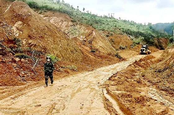 Floodwaters isolate over 10,000 houses in Central region ảnh 2