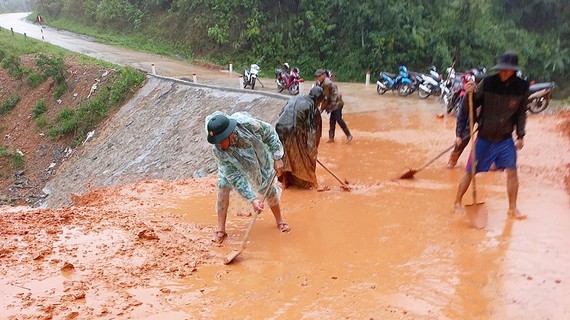 Central localities urgently overcomes consequences after flood ảnh 1