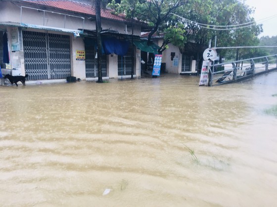 Central localities promptly evacuate people from flood-prone areas ảnh 6