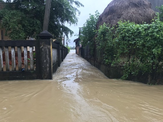 Central localities promptly evacuate people from flood-prone areas ảnh 1