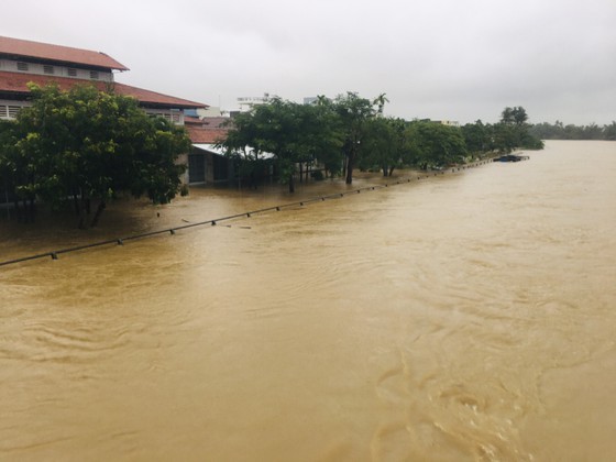 Central localities promptly evacuate people from flood-prone areas ảnh 3