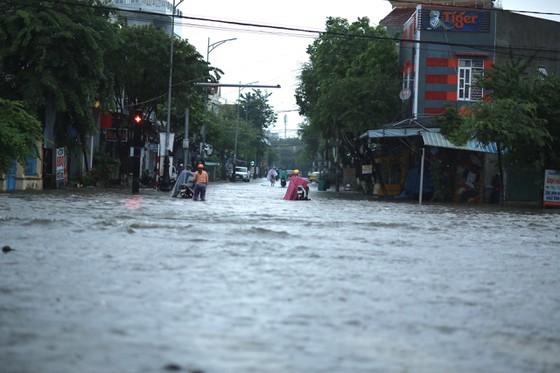 Central localities promptly evacuate people from flood-prone areas ảnh 4