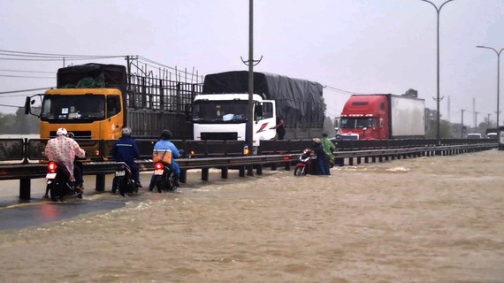 Central localities promptly evacuate people from flood-prone areas ảnh 7