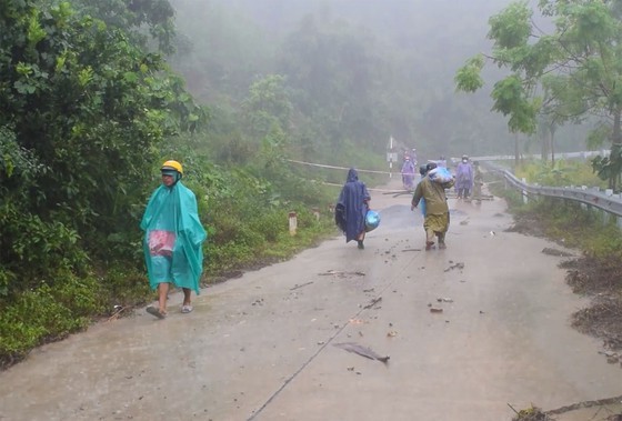 Intense rainfall pours down provinces from Thua Thien-Hue to Khanh Hoa ảnh 1
