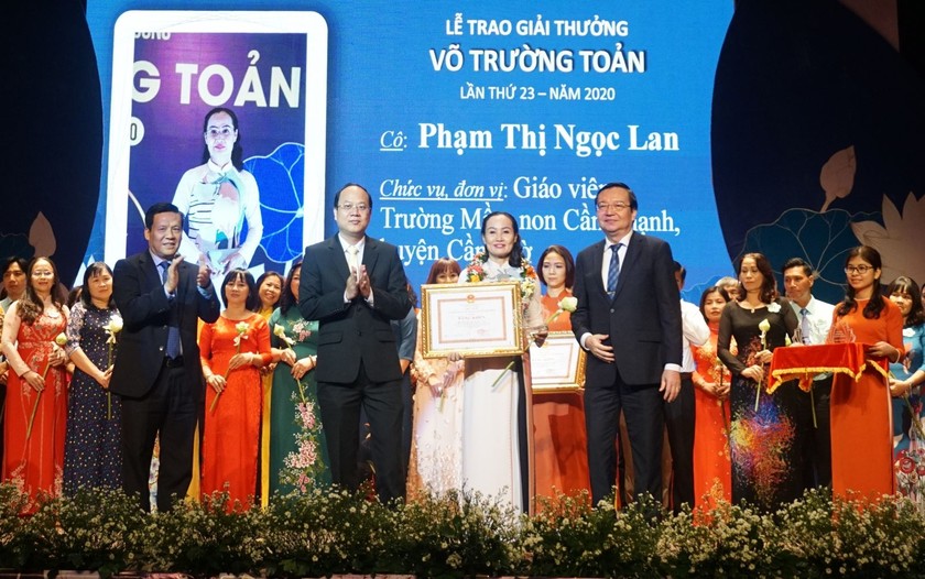 Vo Truong Toan Awards honors outstanding teachers, educational managers ảnh 1