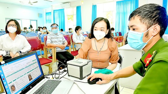 HCMC residents expect to soon receive long-awaited ID Cards ảnh 1